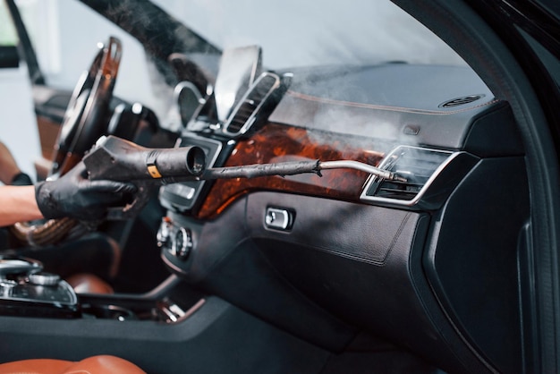 Detailing interiéru luxusného vozidla