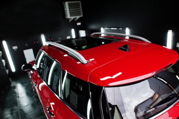 Luxusný detailing červeného športového vozidla